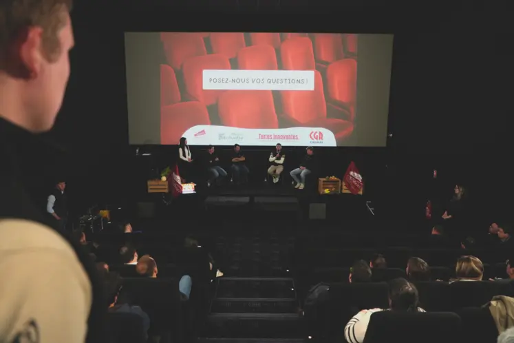Vue sur la scène dans une salle de cinéma, lors de "Rabibochons", la série documentaire pour découvrir le monde agricole au cinéma CGR Clermont Val Arena.