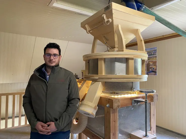 Pierre-François Thibout devant le moulin de la ferme. 