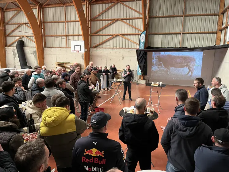Eleveurs réunis dans une salle des fêtes pour une vente aux enchères d'animaux