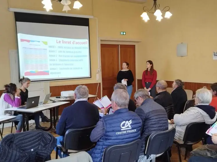 L'association a fait appel en 2025 à 4 élèves de BTS pour concevoir un livret d’accueil à destination des bénévoles. Solidarité Paysans recherche d'ailleurs des volontaires pour renforcer son équipe. 