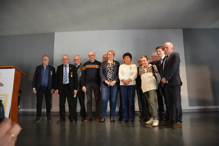 Les nouveaux récipiendaires de la médaille de l’Ordre du Mérite agricole, entouré des officiels qui les ont décorés.