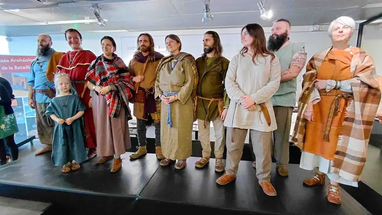 Présentation de la mode vestimentaire gauloise, reconstituée par des  tisserands et teinturiers, spécialistes  des techniques anciennes. Les artisans se sont inspirés des iconographies,  écrits antiques et  données archéologiques pour fabriquer ces étoffes
