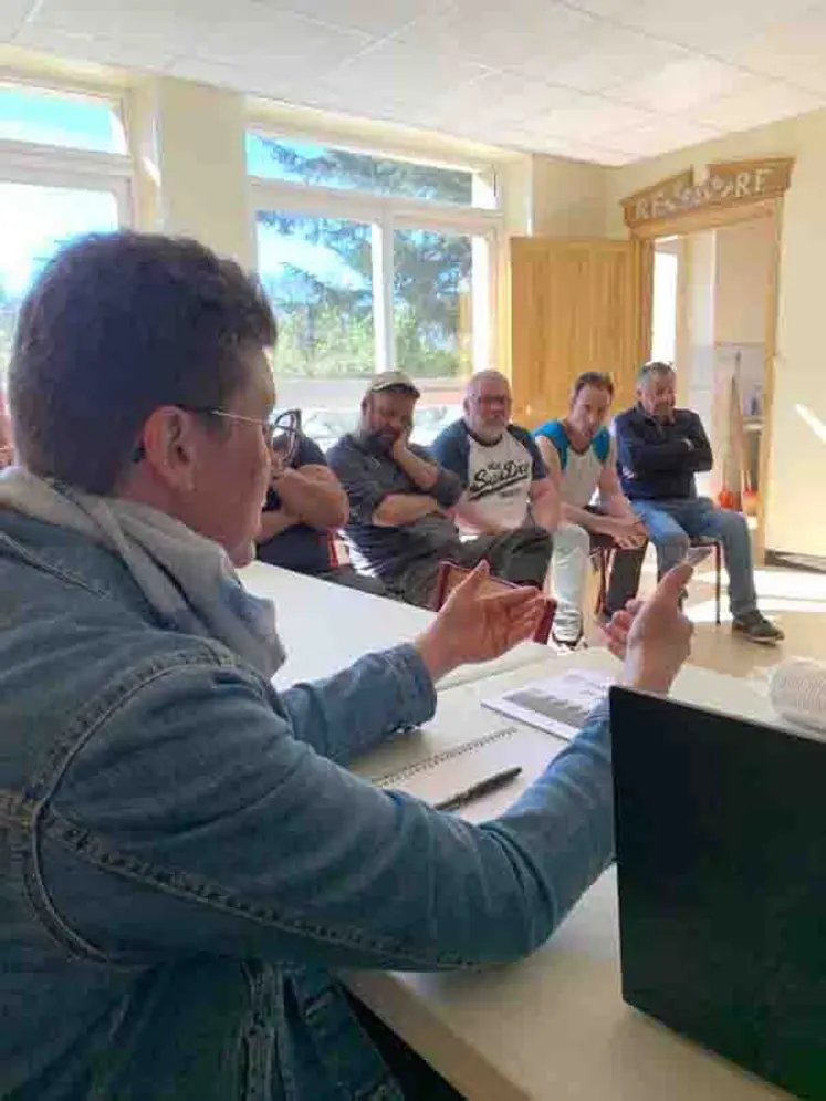 Sabine Tholoniat, présidente de la FNSEA 63 venue échanger avec les agriculteurs 