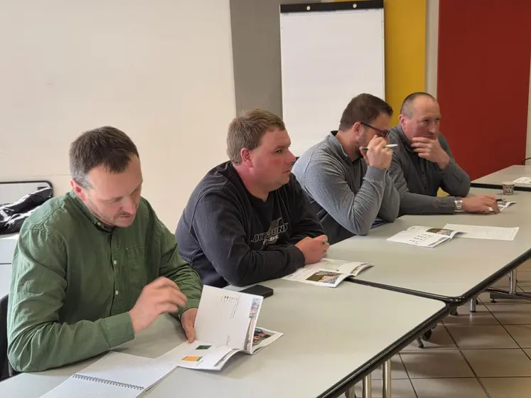 A la tribune, les présidents des différentes structures qui interviennent dans le domaine du remplacement et de l'emploi en Haute-Loire.