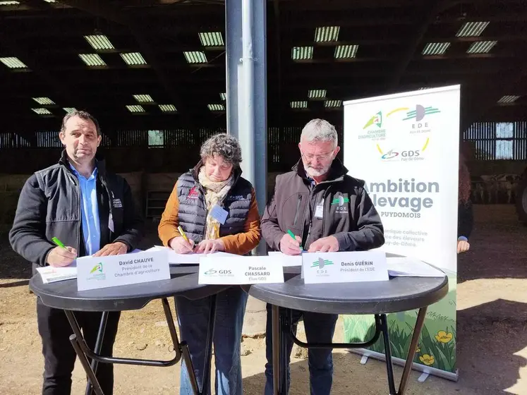 David Chauve, président de la Chambre d'agriculture du Puy-de-Dôme, Pascale Chassard, élue du GDS et Denis Guérin, président de l'EDE du Puy-de-Dôme ont signé le projet Ambition Élevage pour renforcer les liens entre les 3 structures et propose un accompagnement mutualisé des élevages. 