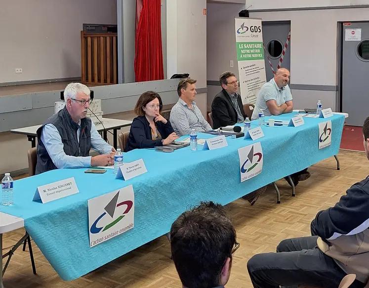 De gauche à droite : Thierry Jamot (Chambre d’agriculture), Emmanuelle Thill (directrice de la DDETSPP), Pascal Josse (président de GDS Creuse), Boris Boubet (directeur GDS Creuse), Dr Yves Petit (président du SDVEL 23).