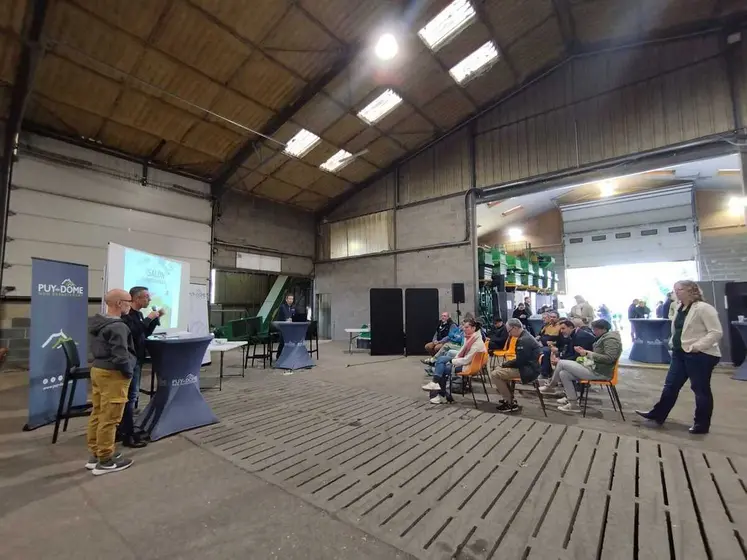 Lors du 4e salon Agrilocal 63 à Malintrat, producteurs et acheteurs ont pu échanger autour du bénéfice de chacune des parties de relocaliser l'alimentation. 