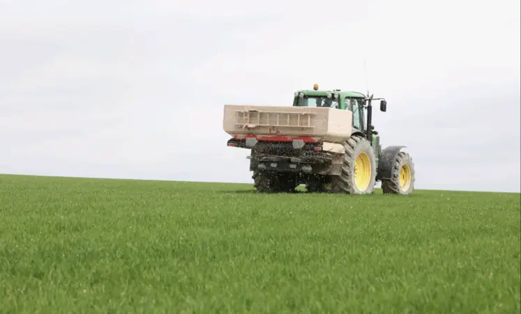 Tracteur dans un champs