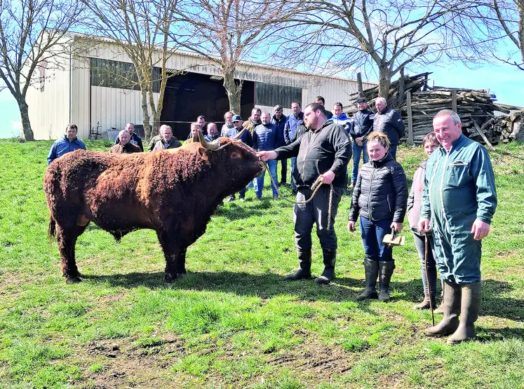 des agriculteurs aux côtés d'un taureau qui s'apelle Obélix
