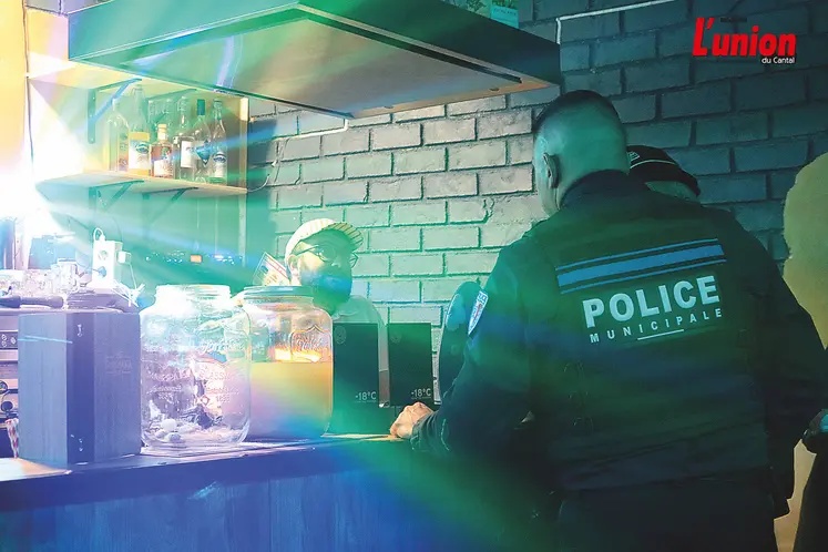 Un policier discute avec un patron de bar.
