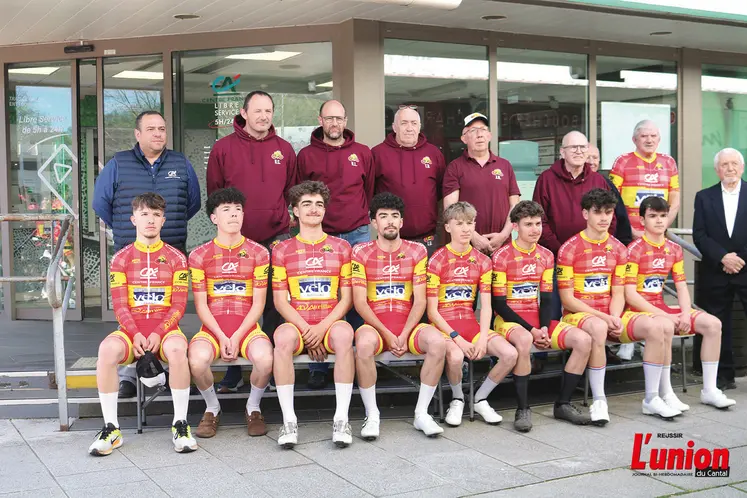 Des coureurs cyclistes posent pour la photo.