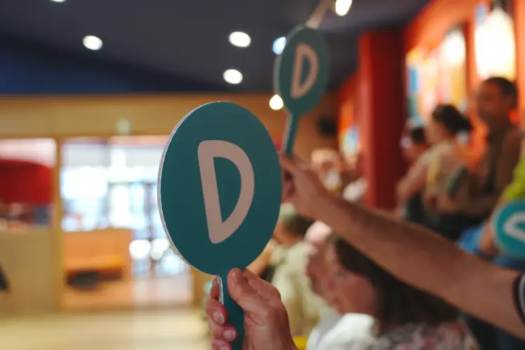 Sucettes de vote D levées par le public présent à la SCOP Les Volcans, Clermont-Ferrand.