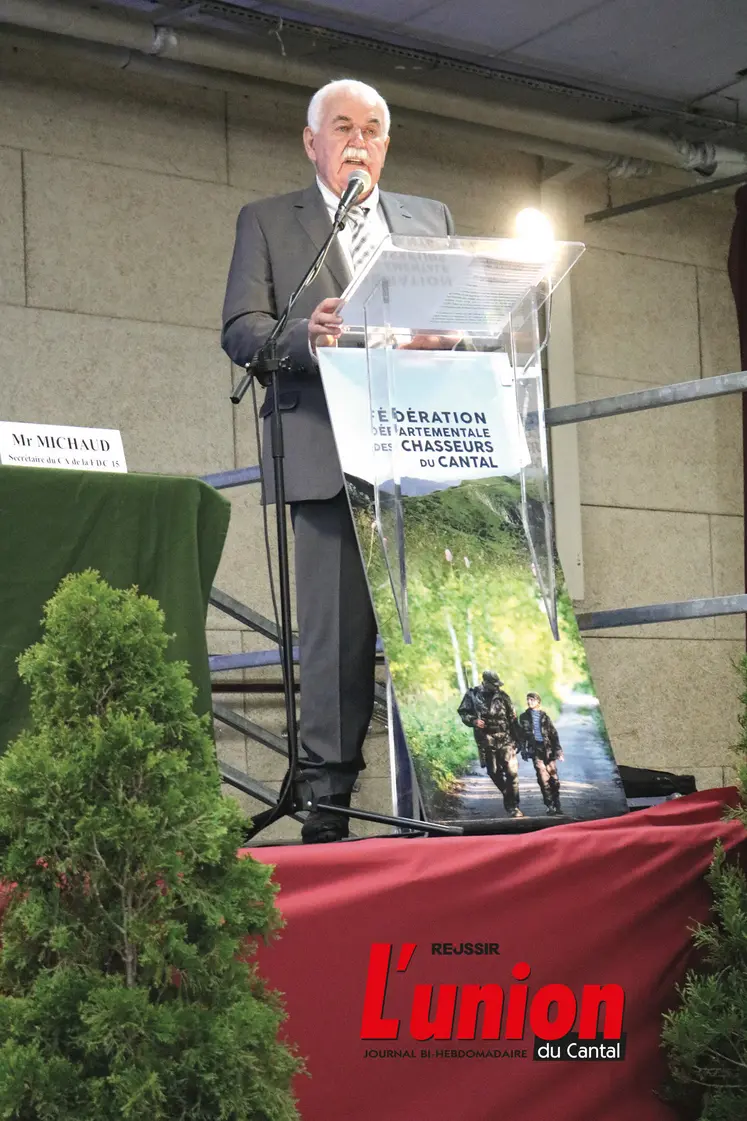 Un homme debout au pupitre en train de parler.