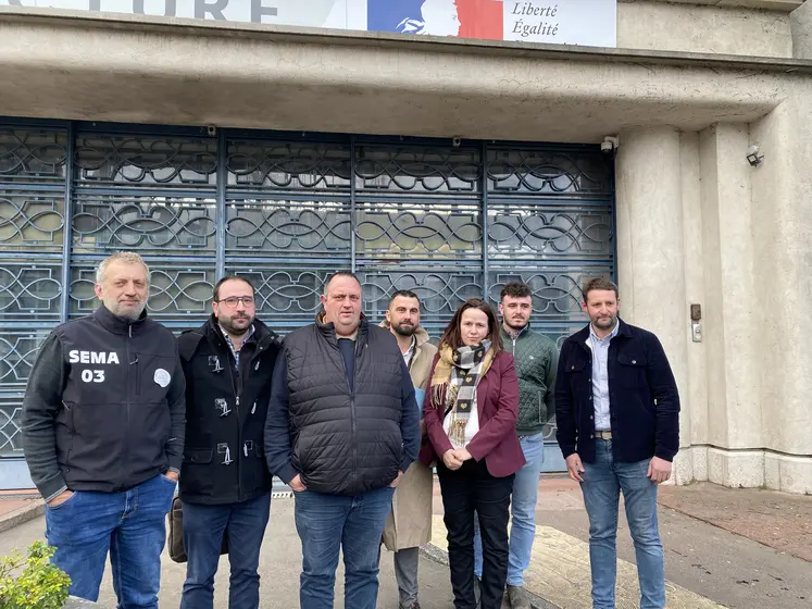 représentants syndicats agricoles devant la préfecture de l'Allier
