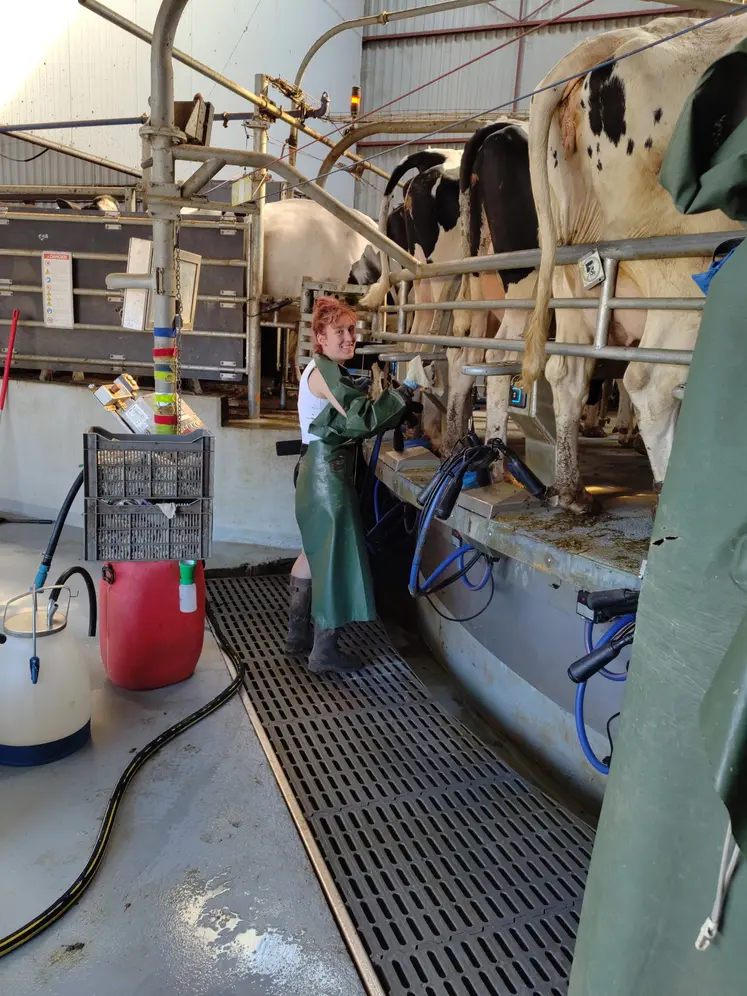 Solène Marchand, salariée du GAEC Archer, en pleine action.