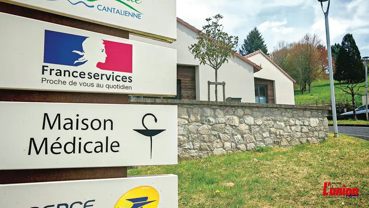 Une maison médicale et des panneaux.