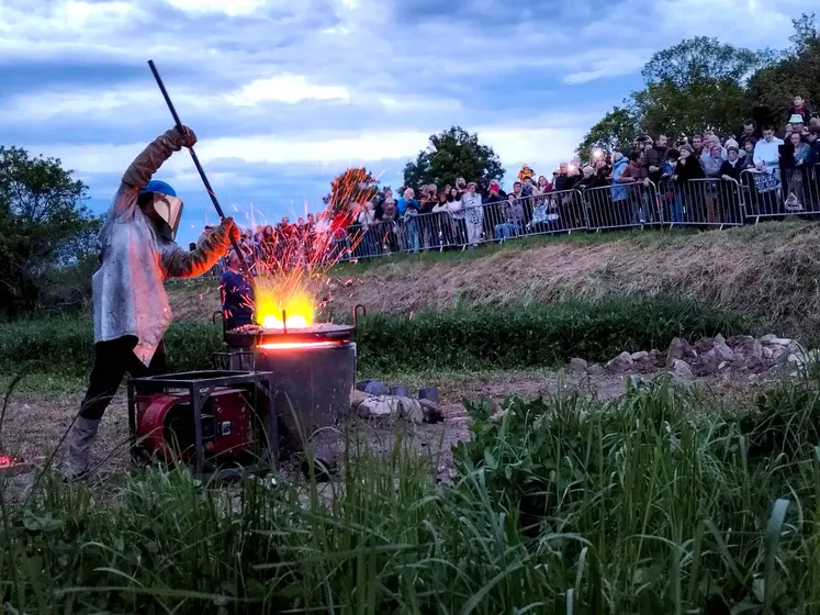 Dans un four installé deux jours plus tôt, le mélange d'étain et de cuivre a été porté à plus de 1 100° avant d'être coulé dans le moule enterré dans le sol. 