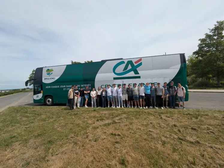 groupe d'élèves devant un bus