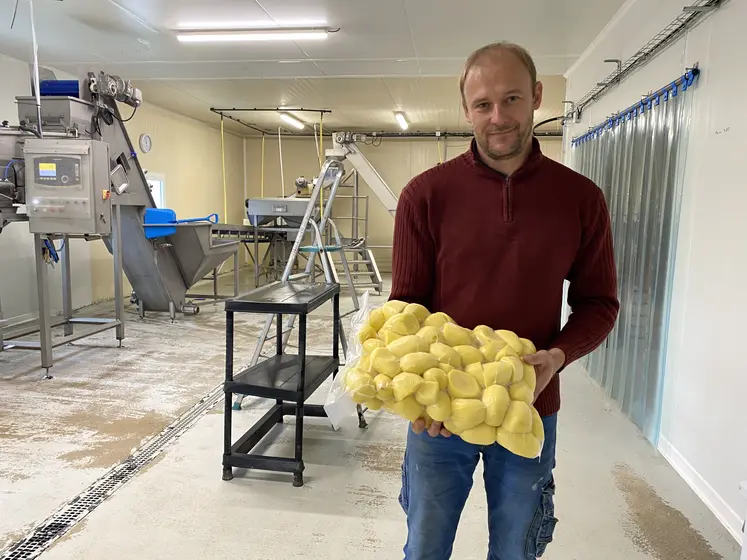 Le producteur Nicolas Vanstraceele dans son laboratoire