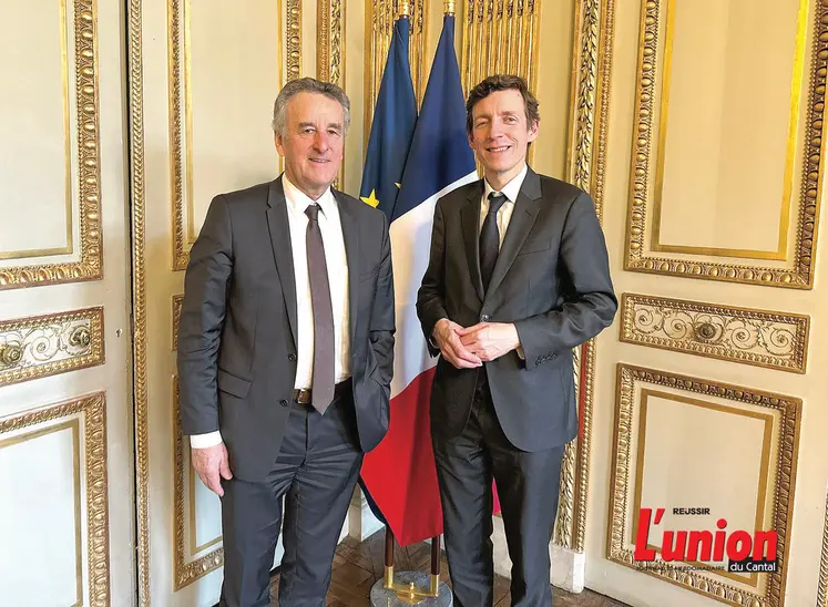 deux hommes posent. L'un est sénateur du Cantal, l'autre ministre de l'Éducation nationale