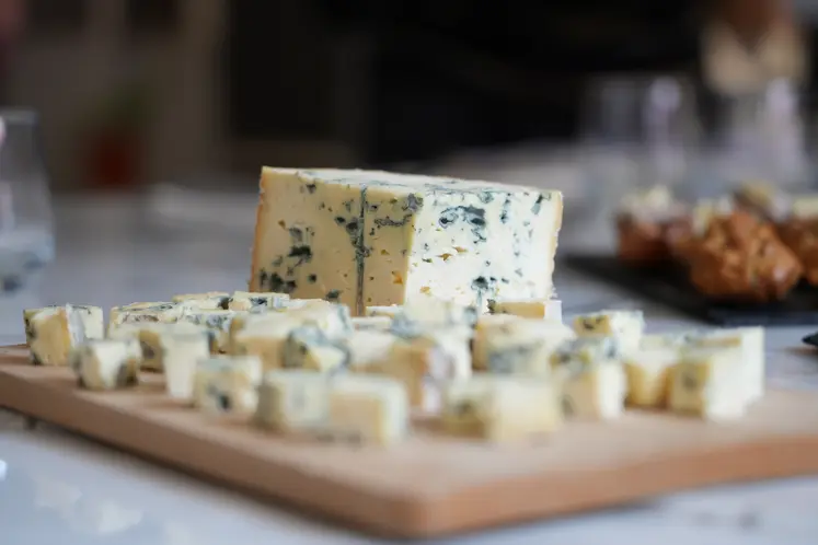 Bleu d'Auvergne AOP coupés en dés sur un plateau de dégustation.