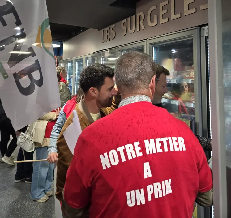 Opération coup de poing des éleveurs dans un magasin de la région parisienne.