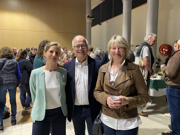  la directrice et le président des Gîtes de France Allier accompagnés de la 3e adjointe au Maire de Cusset
