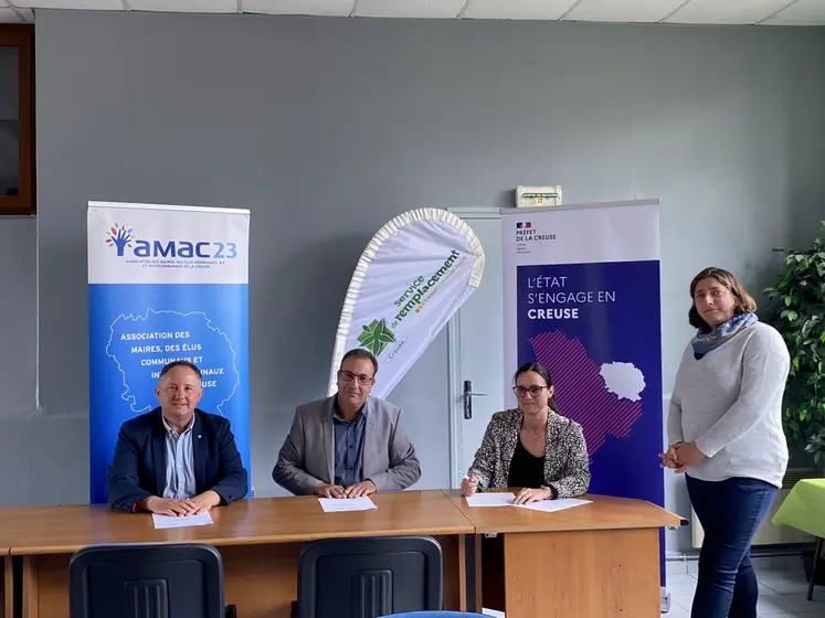 De gauche a droite : Nicolas Simonnet, coprésident de l’Amac23, Jean-Yves Debrosse, président du Service de Remplacement Creuse, Anaïs Grassin, sous-préfète de l’arrondissement d’Aubusson et Émilie Bouchet, agricultrice et maire de Charron.