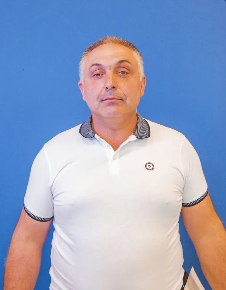 Gilles Tempère a rempilé pour un second mandat. Sur sa ferme, il produit avec sa soeur du lait de vache (540 000 L), du lait de chèvre (300 000 L) avec l'aide de 2 salariés à temps plein et 1 apprenti.
