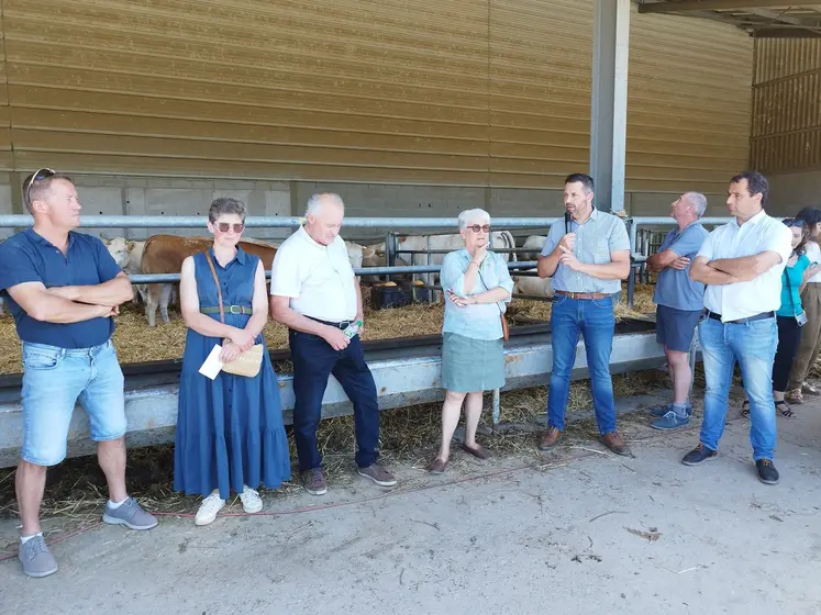 Olivier Amrane, vice-président de la Région (micro en main) a été reçu sur l'exploitation de Philippe Blateyron (à gauche) et l'ensemble des élus agricoles du département et de la région dont Sabine Tholoniat (en bleu) présidente de la FNSEA 63, Patrick Escure (au centre) vice président de la Chambre régionale d'agriculture AuRA et David Chauve (à droite), président de la FRSEA et président de la Chambre d'agriculture du Puy-de-Dôme. 
