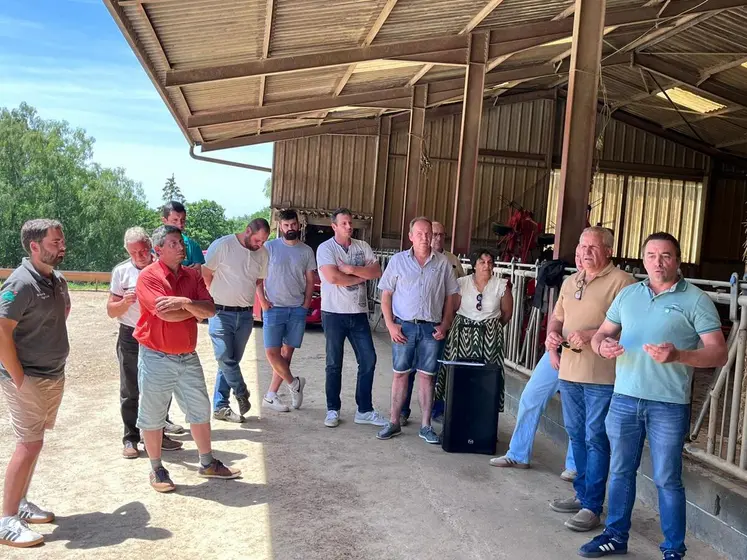 Les responsables professionnels et syndicaux de la filière porcine creusoise et néo-aquitaine devant un bâtiment agricole..