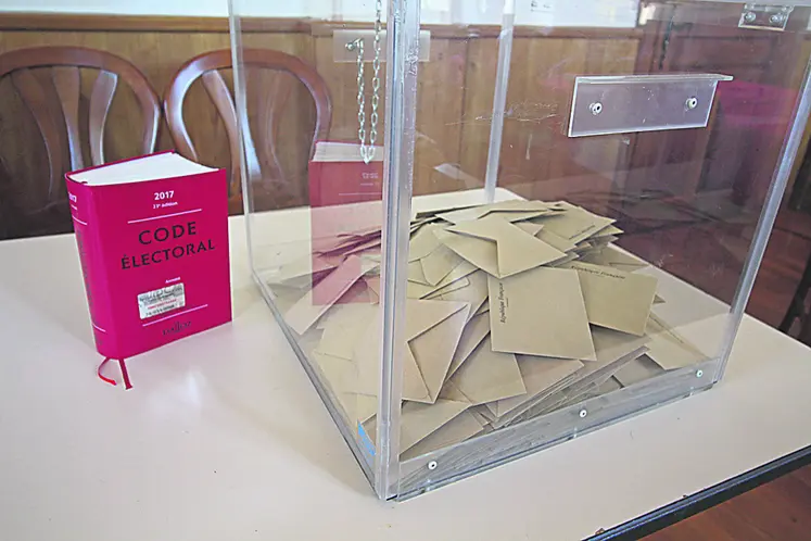 urne et code électoral dans un bureau de vote