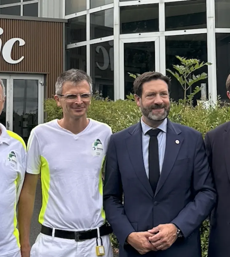 À gauche, Emmanuel Gérardin, Directeur de la Société des Eaux de Volvic. À droite, Fabrice Pannekoucke, Président du Conseil régional d'Auvergne-Rhône-Alpes. 

