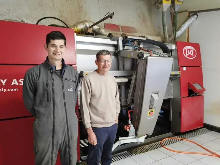 Loïs et Laurent Bouchiche ont été parmi les premiers éleveurs du Puy-de-Dôme à installer un robot de traite. 