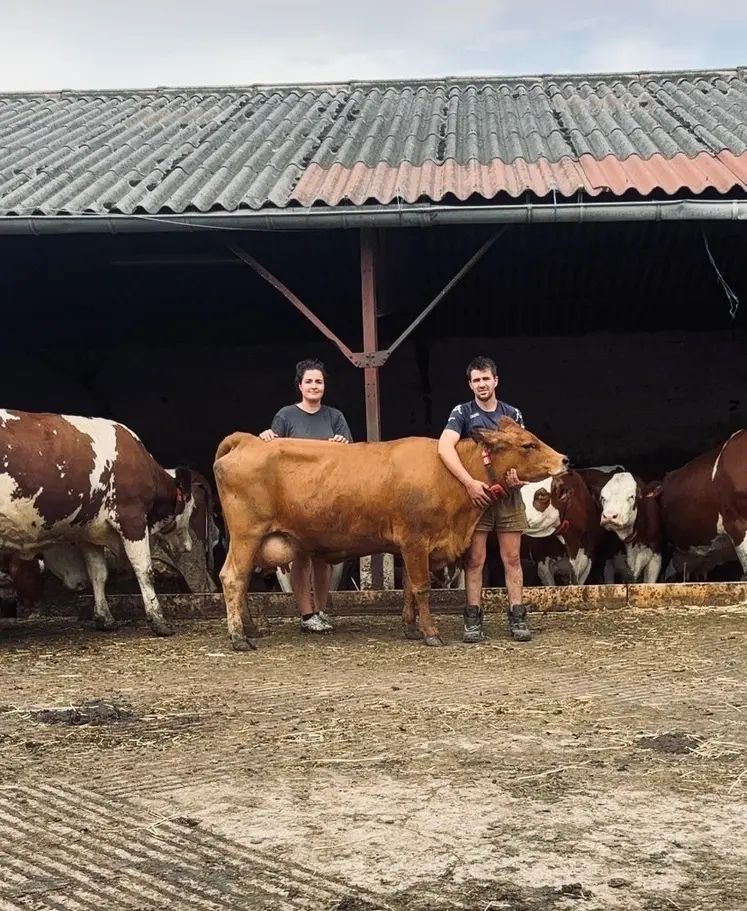 Laura Astier et son conjoint Fabien Tronchère avec leurs vaches.