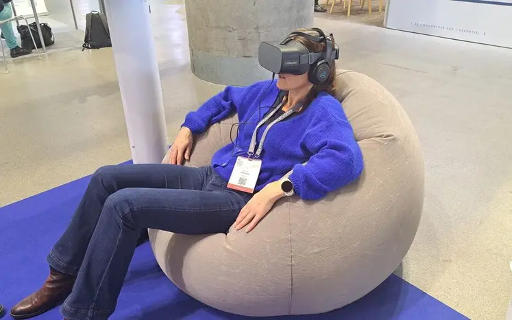 À l'aide d'un casque de réalité virtuelle, les patients peuvent réaliser des exercices d'hypnose sans l'accompagnement permanent d'un professionnel de santé.