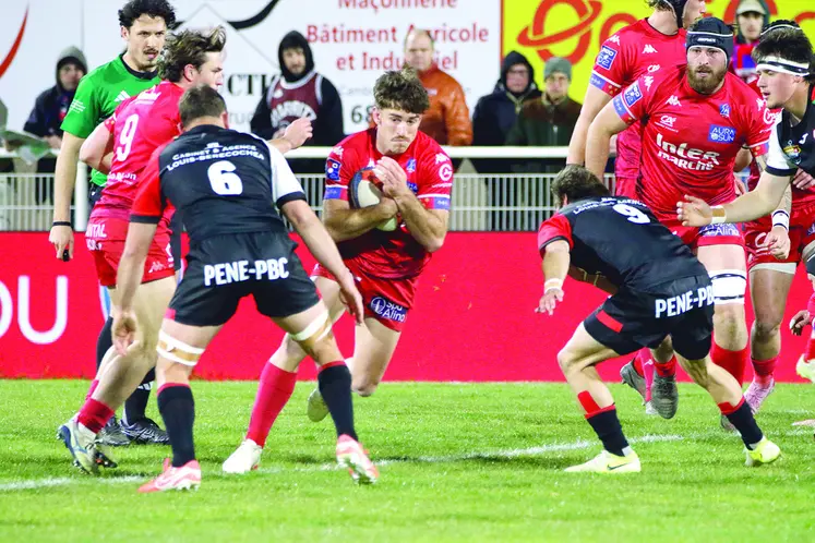 Un joueur de rugby balle en main qui défie un adversaire.