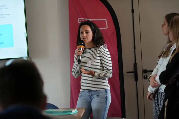 Jennifer Lassene, directrice de l'exploitation agricole de Roanne Chervé au micro.