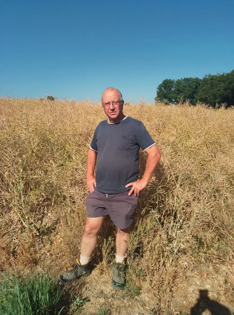 Gilles Cabart sur son exploitation  à Chambérat