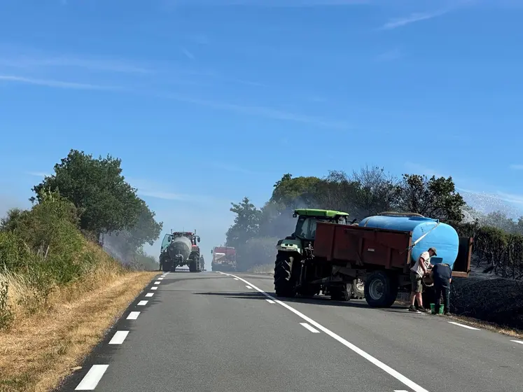 Sur de nombreux incendies, les agriculteurs ont prêté main forte aux secours avec les tonnes à lisier remplies d’eau ainsi que les outils de déchaumage. 