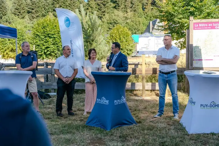 Lionel Chauvin, Président du Conseil départemental du Puy-de-Dôme, et Marie-Anne Marchis, Vice-présidente en charge du tourisme, des Grands Sites et de l'UNESCO, ont inauguré l’Échappée volcanique, le nouvel itinéraire de cyclotourisme 