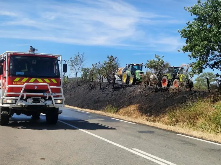 Cet été, les agriculteurs sont nombreux à répondre présents lors de déclenchements de feu, et ainsi mettre tout en oeuvre pour limiter leur expansion et protéger les habitations.