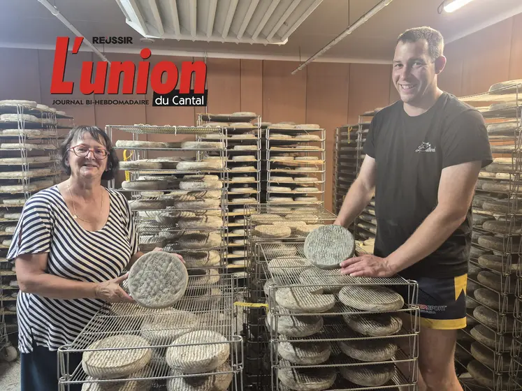 une femme et un homme tiennent des fromages