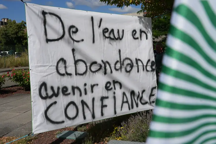 Banderole suspendue lors de la mobilisation des agriculteurs pour une gestion de l'eau cohérente : "de l'eau en abondance, avenir en confiance"