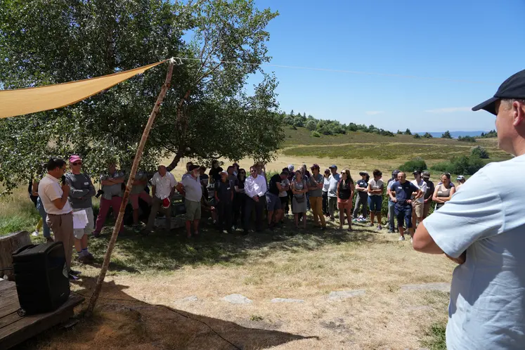 Personnes réunies sur l'estive Monts du Forez lors des 10 ans d'Auvergne Estives.