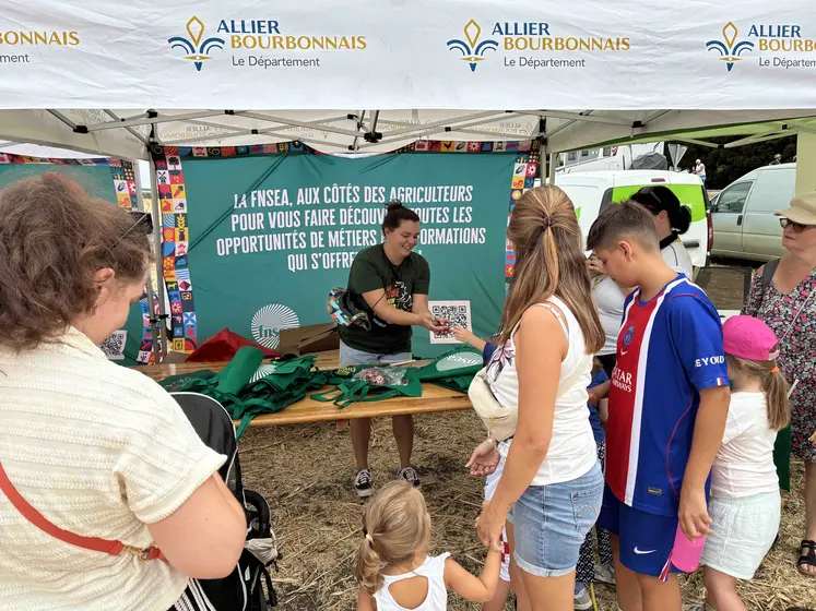 Distribution de tee-shirts et goodies « Ma nature, mon futur, l’agriculture ».
