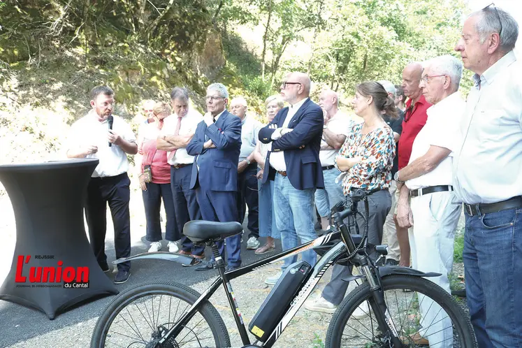 Des élus avec un vélo pour inaugurer un tunnel.