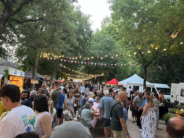 La foule au rendez-vous de ce marché nocturne qui monte chaque année en puissance.