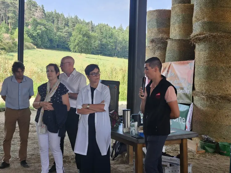 Les Jeunes Agriculteurs et la FNSEA 63 ont alerté la Préfète sur les difficultés qui s'accumulent au sein des exploitations du Puy-de-Dôme. 
