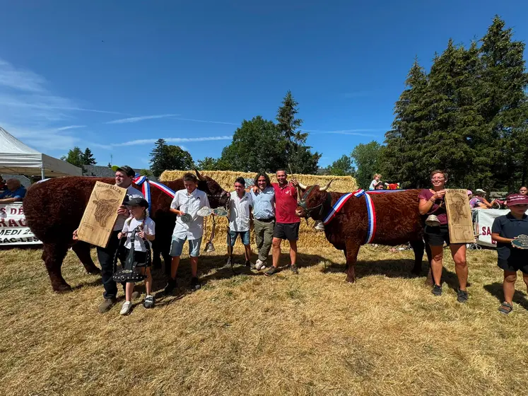 Les champions Miss et Mister et leurs éleveurs, fiers de remporter le 1er prix 2026